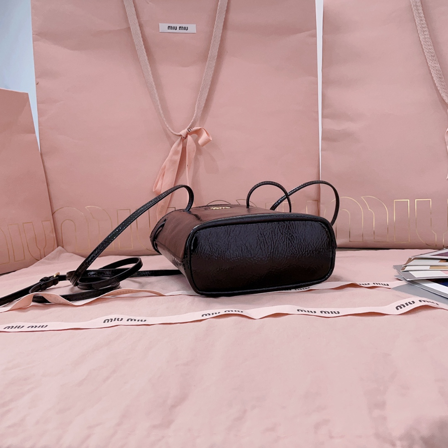 미우미우 나플락 페이턴트 레더 파우치 블랙 5NF460 17146cm5.jpg