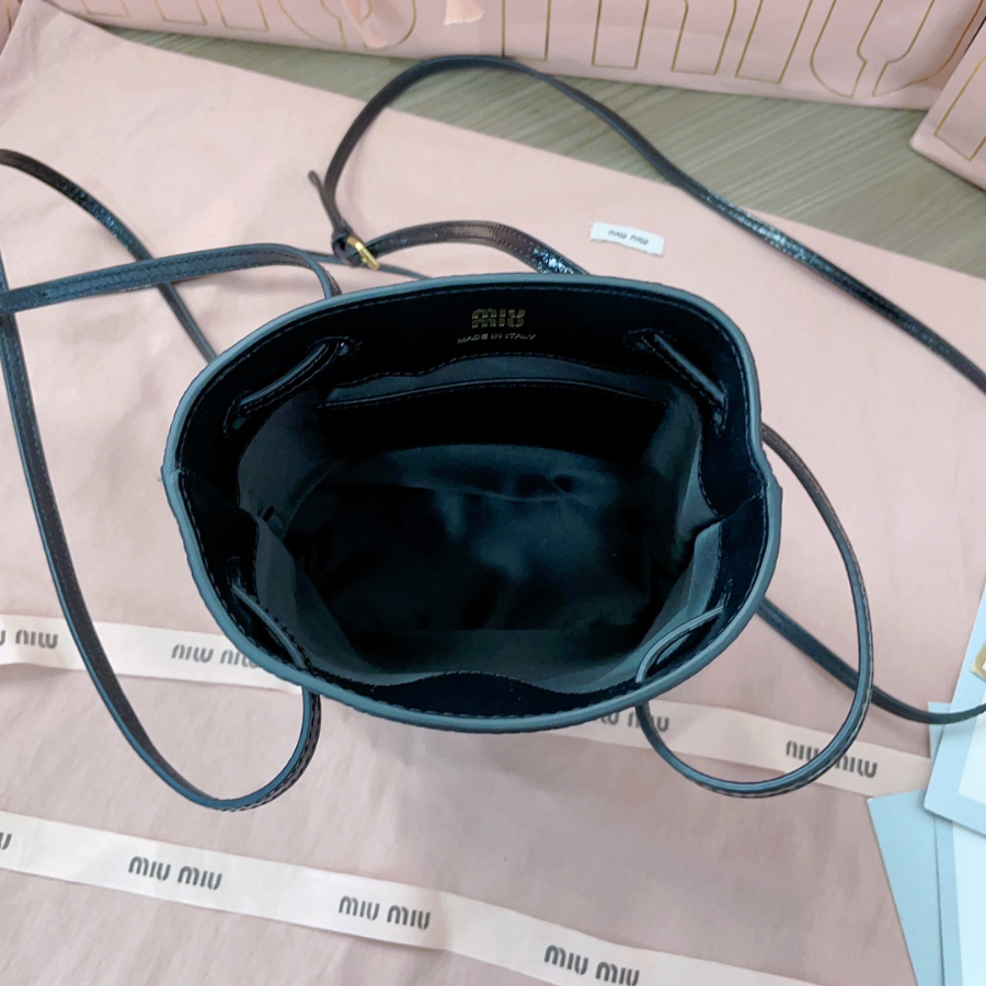 미우미우 나플락 페이턴트 레더 파우치 블랙 5NF460 17146cm3.jpg