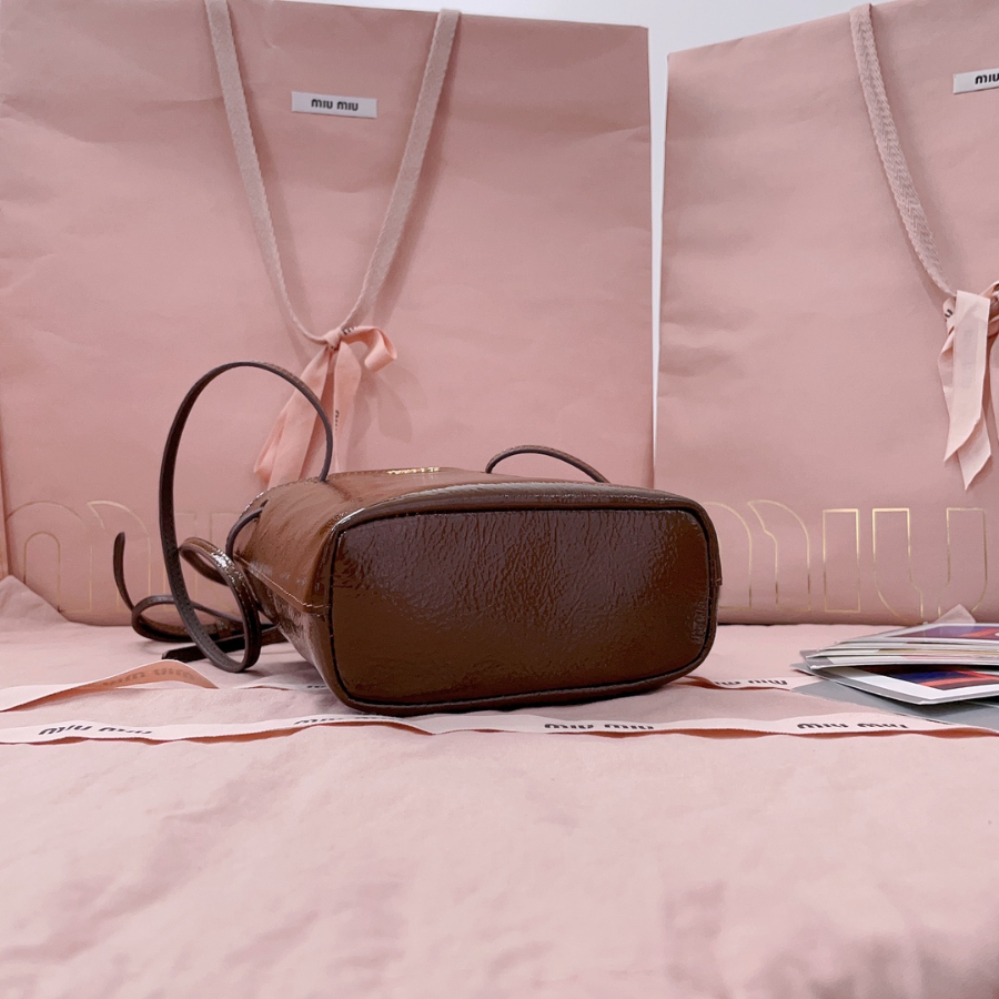 미우미우 나플락 페이턴트 레더 파우치 팔리샌더 5NF460 17146cm5.jpg