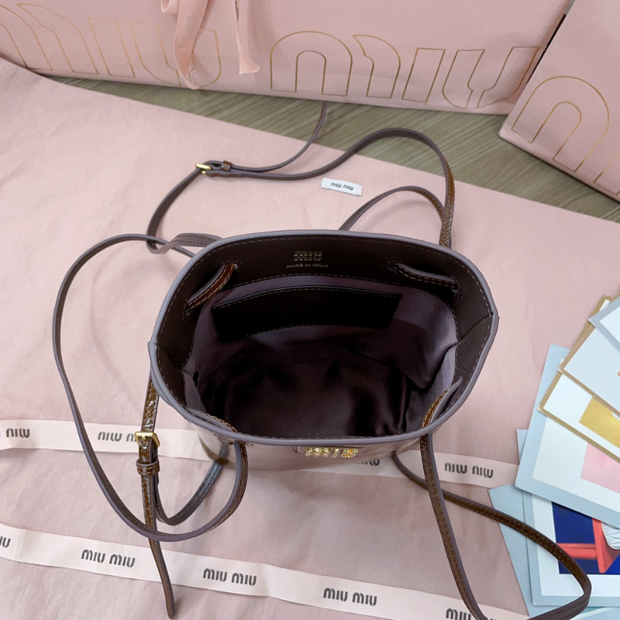 미우미우 나플락 페이턴트 레더 파우치 팔리샌더 5NF460 17146cm3.jpg