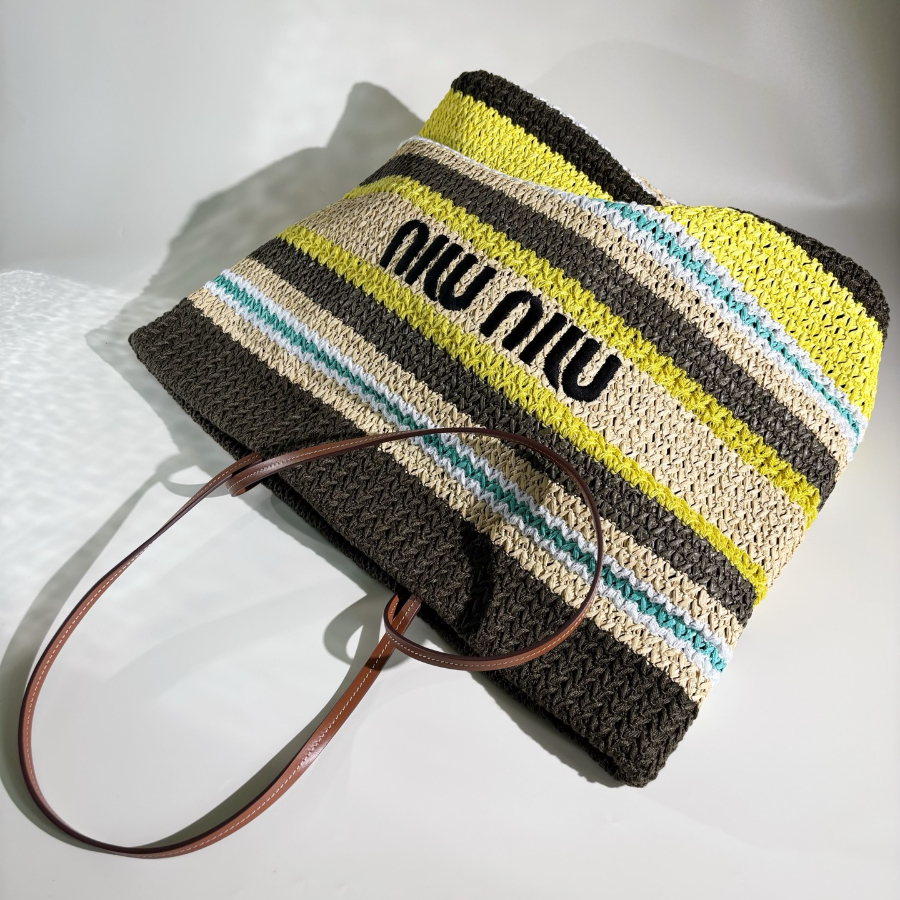 미우미우 라피아 이펙트 우븐 토트백 툰드라 레몬 옐로우 내츄럴 5BG228 403416cm04.jpg