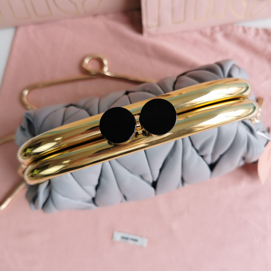 미우미우 마테라쎄 나파 가죽 미우 벨 클러치 23158cm 그레이5.jpg