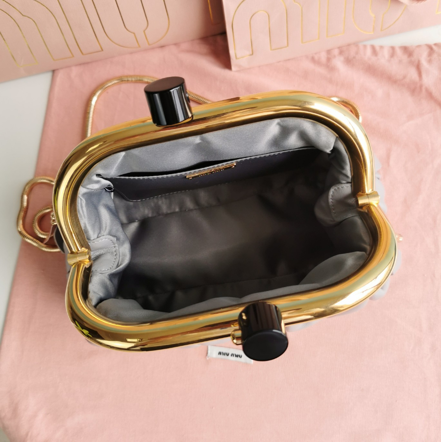 미우미우 마테라쎄 나파 가죽 미우 벨 클러치 23158cm 그레이6.jpg