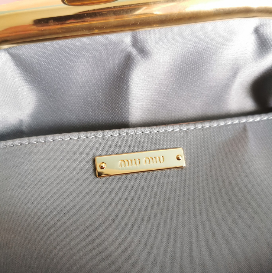 미우미우 마테라쎄 나파 가죽 미우 벨 클러치 23158cm 그레이9.jpg