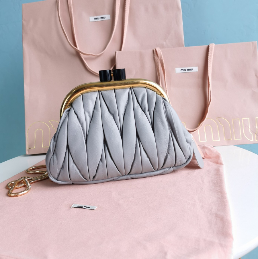 미우미우 마테라쎄 나파 가죽 미우 벨 클러치 23158cm 그레이1.jpg
