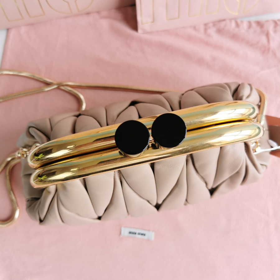 미우미우 마테라쎄 나파 가죽 미우 벨 클러치 23158cm 카에오7.jpg