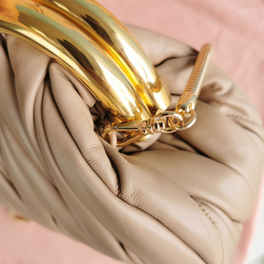 미우미우 마테라쎄 나파 가죽 미우 벨 클러치 23158cm 카에오6.jpg