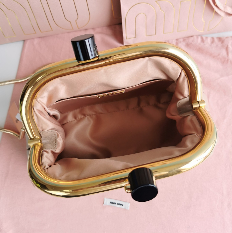 미우미우 마테라쎄 나파 가죽 미우 벨 클러치 23158cm 카에오8.jpg