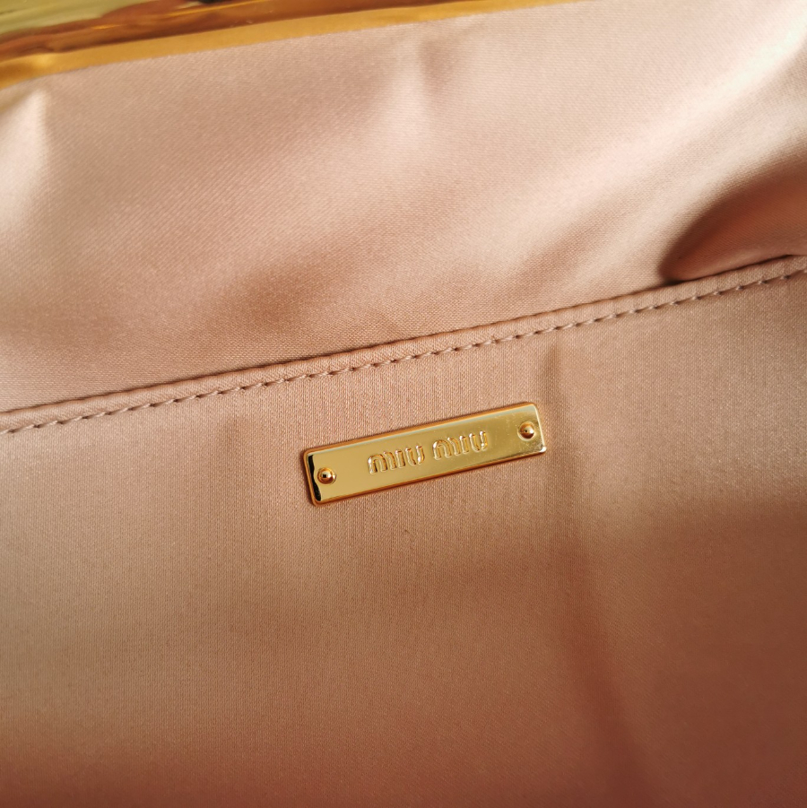 미우미우 마테라쎄 나파 가죽 미우 벨 클러치 23158cm 카에오9.jpg