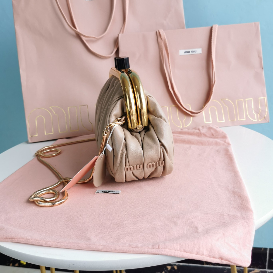 미우미우 마테라쎄 나파 가죽 미우 벨 클러치 23158cm 카에오3.jpg
