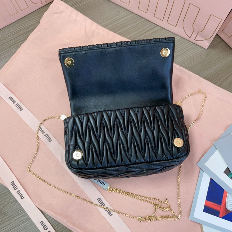 미우미우 마테라쎄 나파 레더 미니백 5BP086 189.54cm 블랙5.jpg
