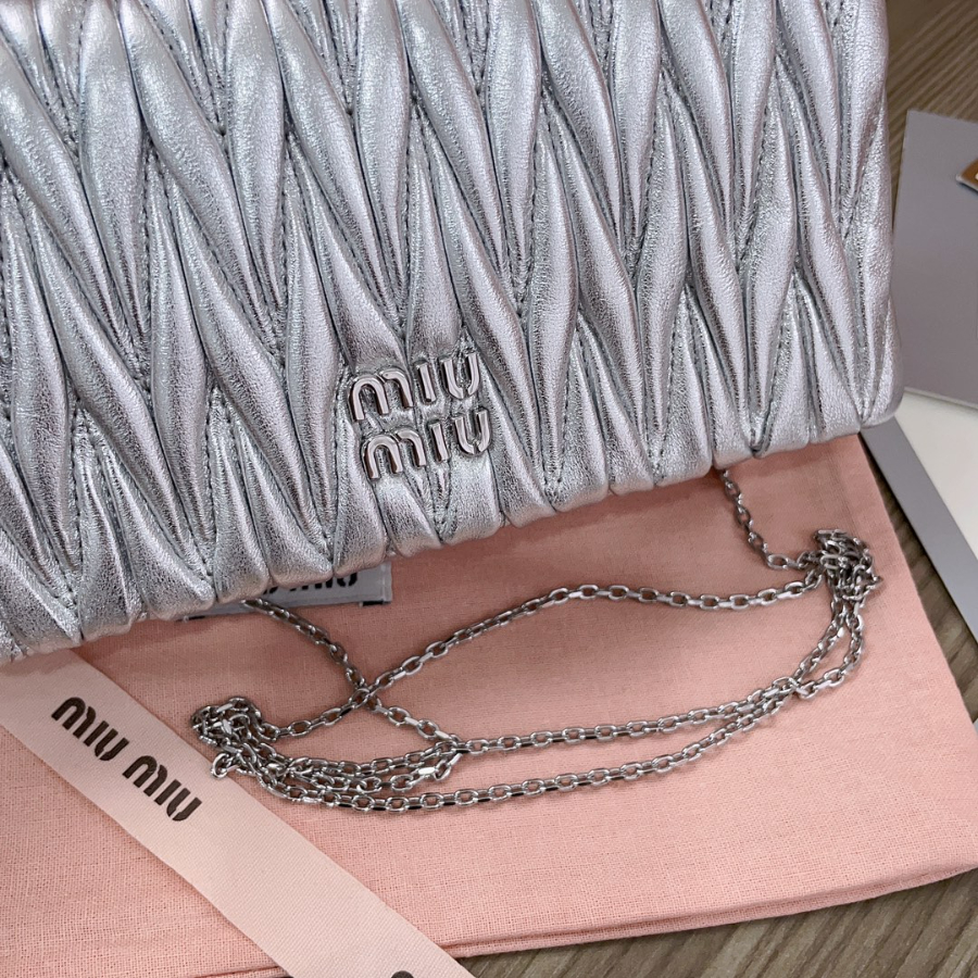 미우미우 마테라쎄 나파 레더 미니백 5BP086 189.54cm 실버6.jpg