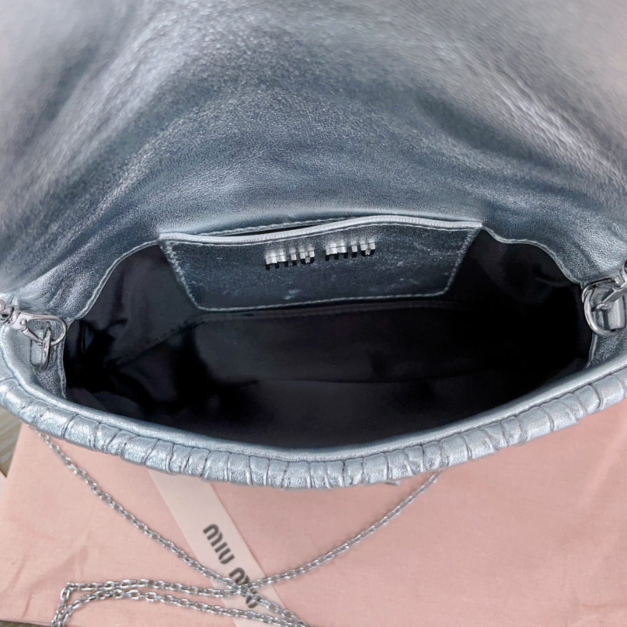 미우미우 마테라쎄 나파 레더 미니백 5BP086 189.54cm 실버9.jpg