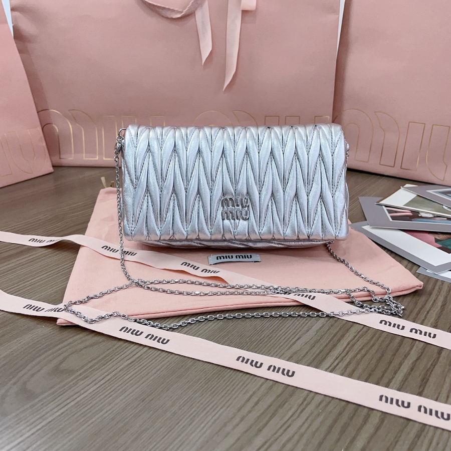 미우미우 마테라쎄 나파 레더 미니백 5BP086 189.54cm 실버1.jpg