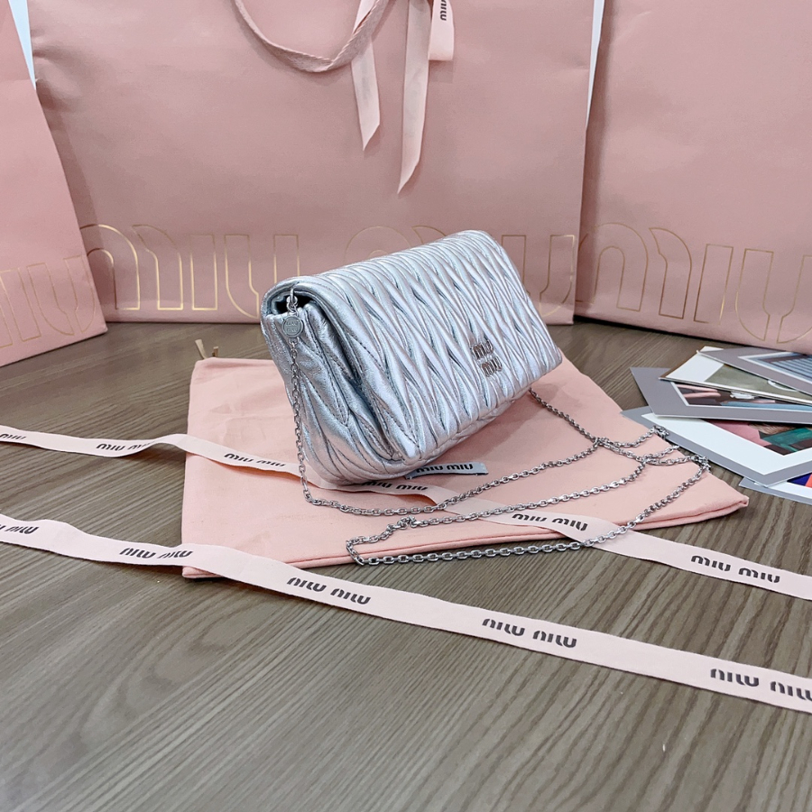 미우미우 마테라쎄 나파 레더 미니백 5BP086 189.54cm 실버3.jpg