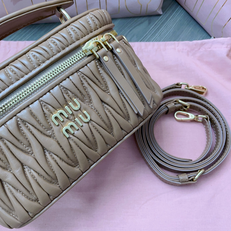 미우미우 마테라쎄 나파 레더 숄더백 1811.58cm 브라운7.jpg