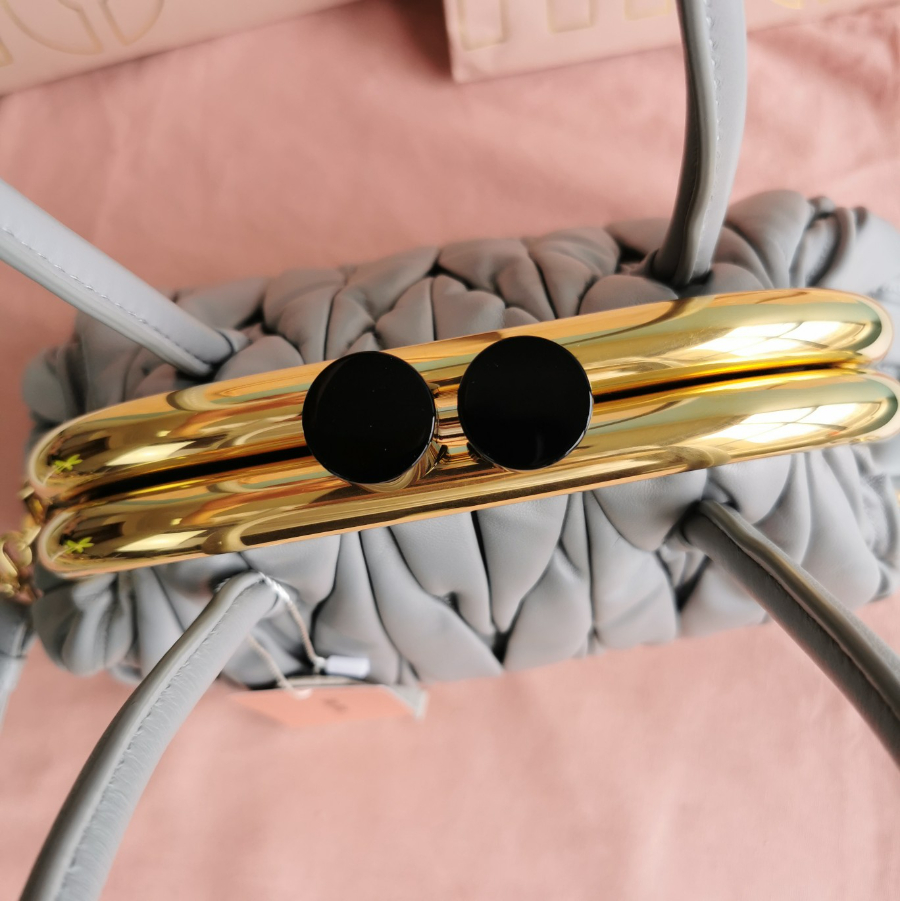 미우미우 마테라쎄 벨 나파 가죽 핸드백 27179cm 그레이5.jpg