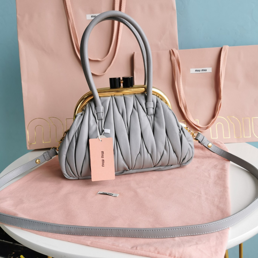 미우미우 마테라쎄 벨 나파 가죽 핸드백 27179cm 그레이1.jpg