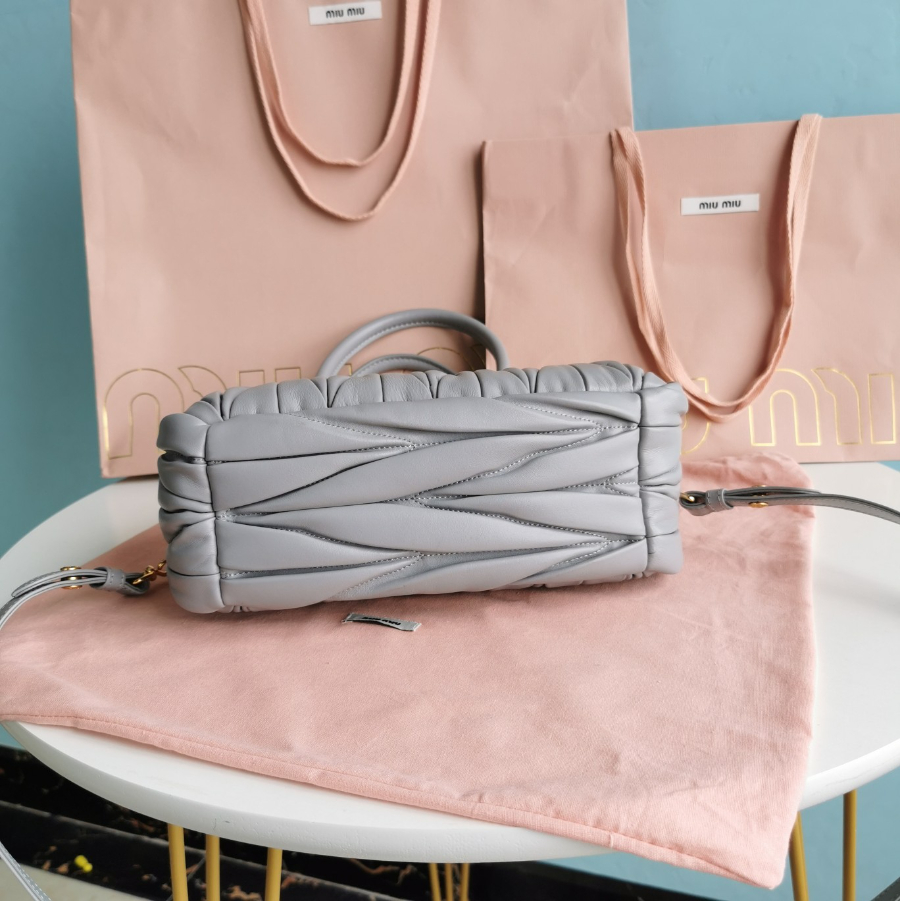 미우미우 마테라쎄 벨 나파 가죽 핸드백 27179cm 그레이4.jpg