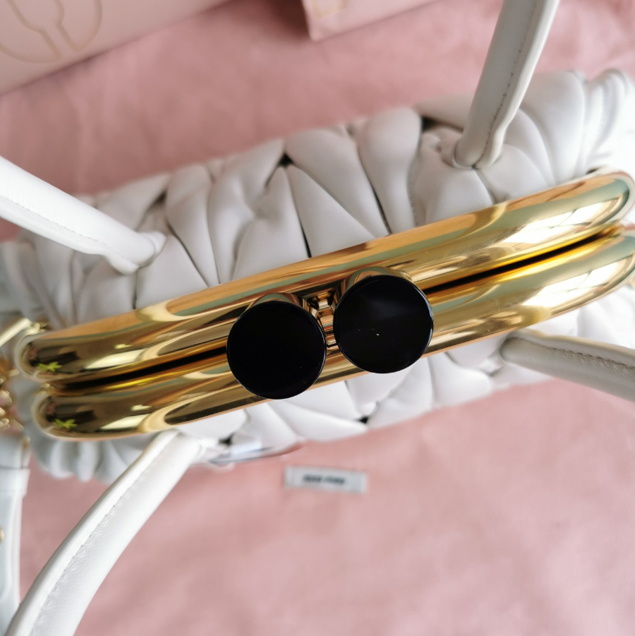 미우미우 마테라쎄 벨 나파 가죽 핸드백 27179cm 화이트5.jpg