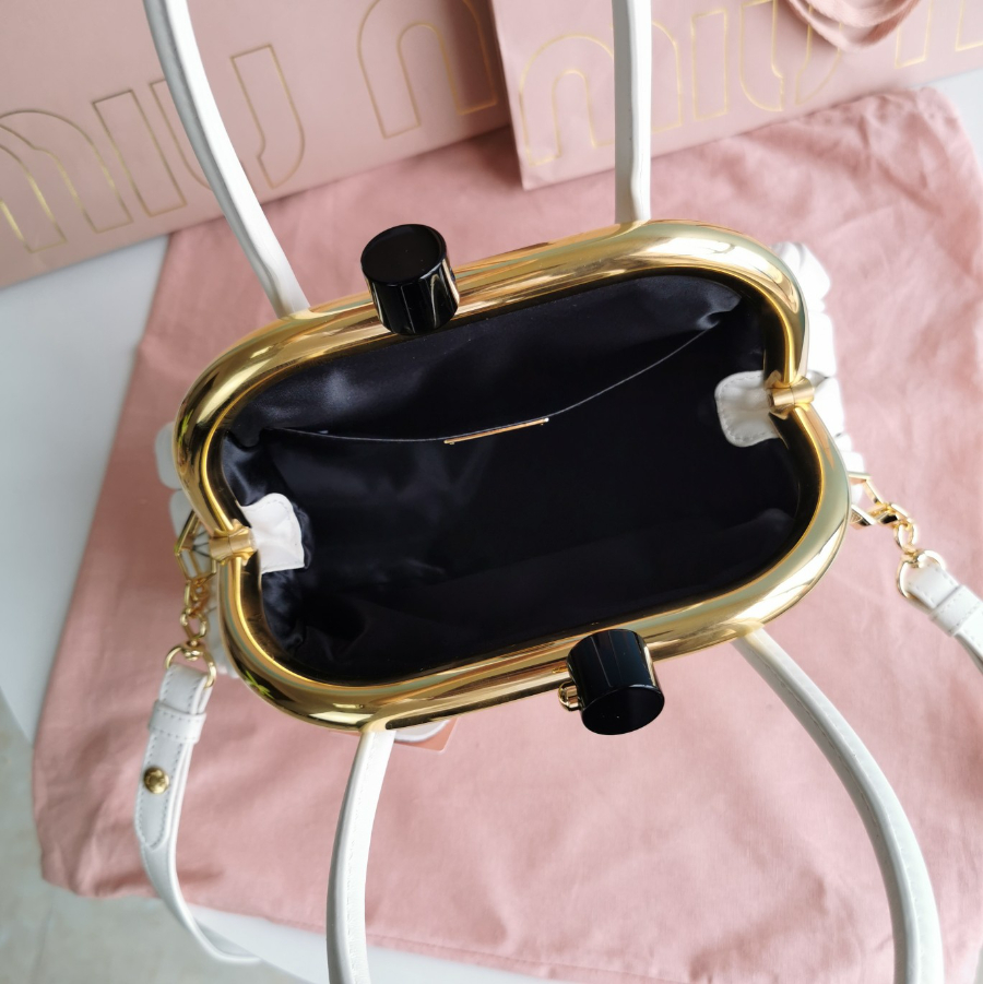 미우미우 마테라쎄 벨 나파 가죽 핸드백 27179cm 화이트6.jpg