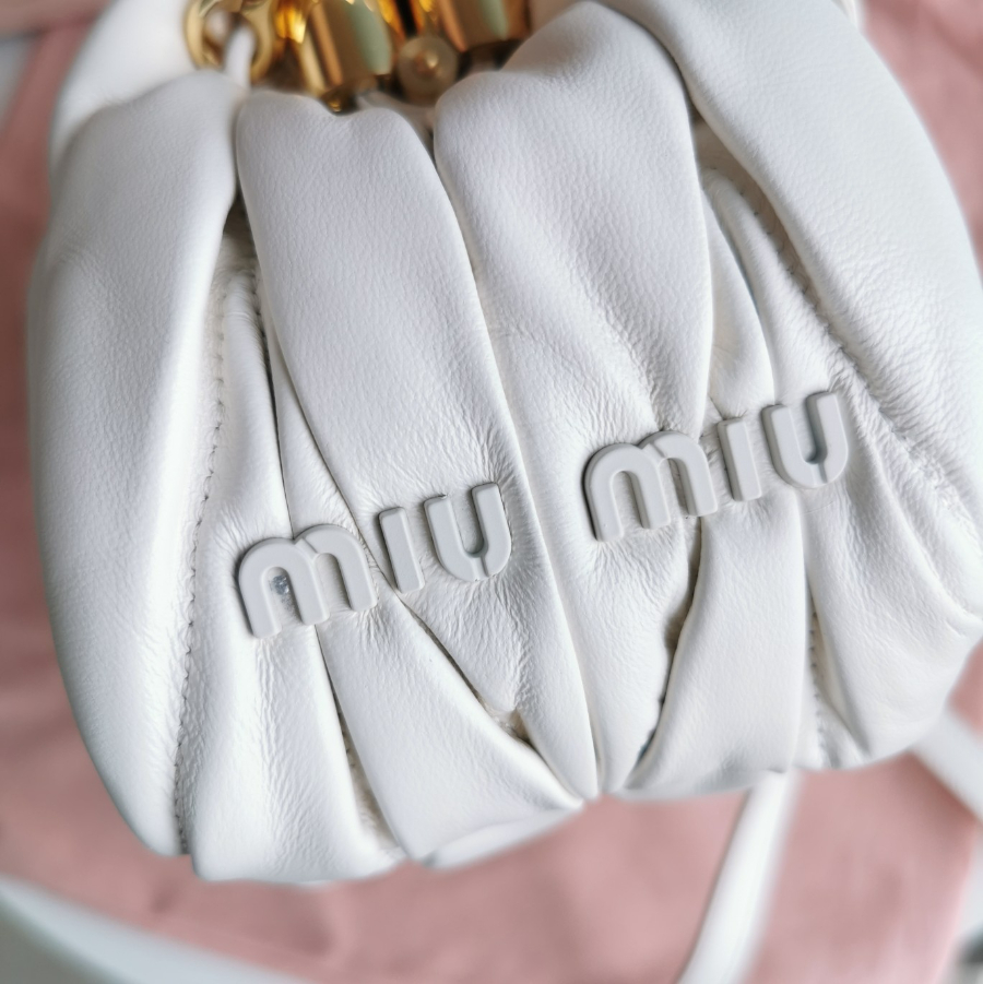 미우미우 마테라쎄 벨 나파 가죽 핸드백 27179cm 화이트7.jpg
