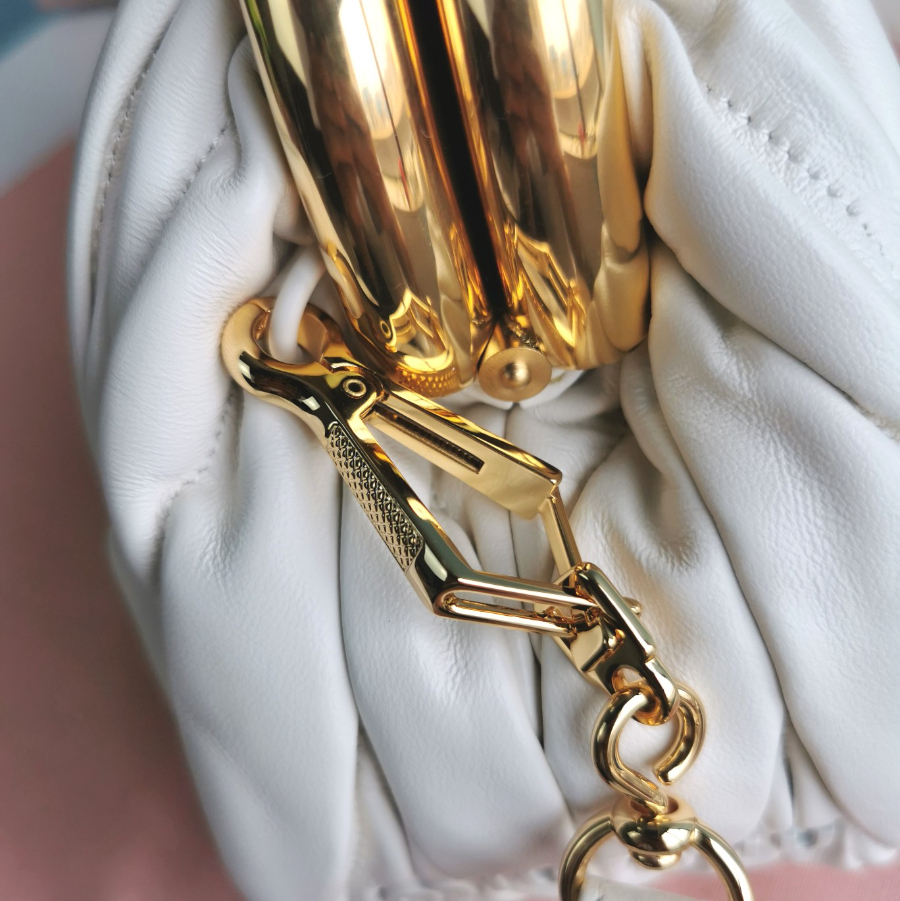 미우미우 마테라쎄 벨 나파 가죽 핸드백 27179cm 화이트8.jpg