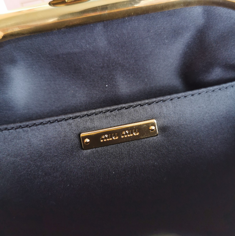 미우미우 마테라쎄 벨 나파 가죽 핸드백 27179cm 화이트9.jpg