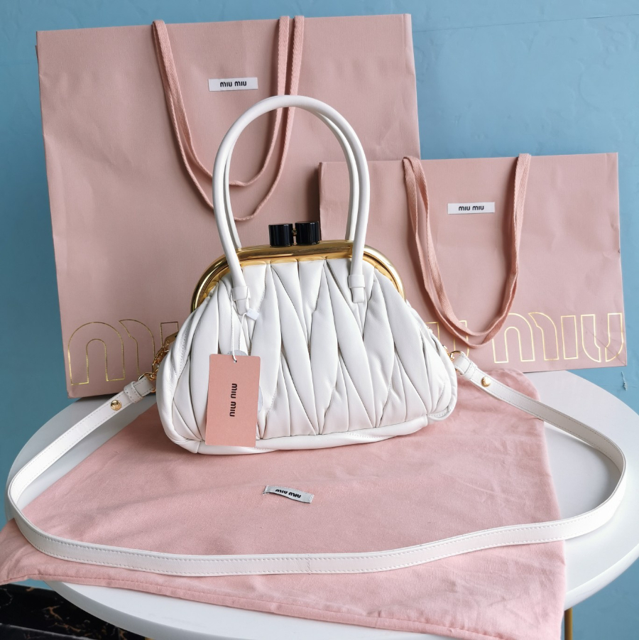 미우미우 마테라쎄 벨 나파 가죽 핸드백 27179cm 화이트1.jpg
