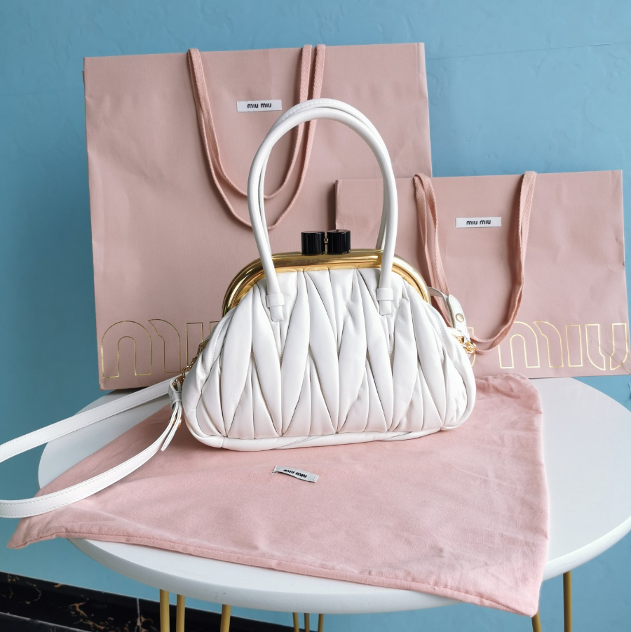 미우미우 마테라쎄 벨 나파 가죽 핸드백 27179cm 화이트2.jpg