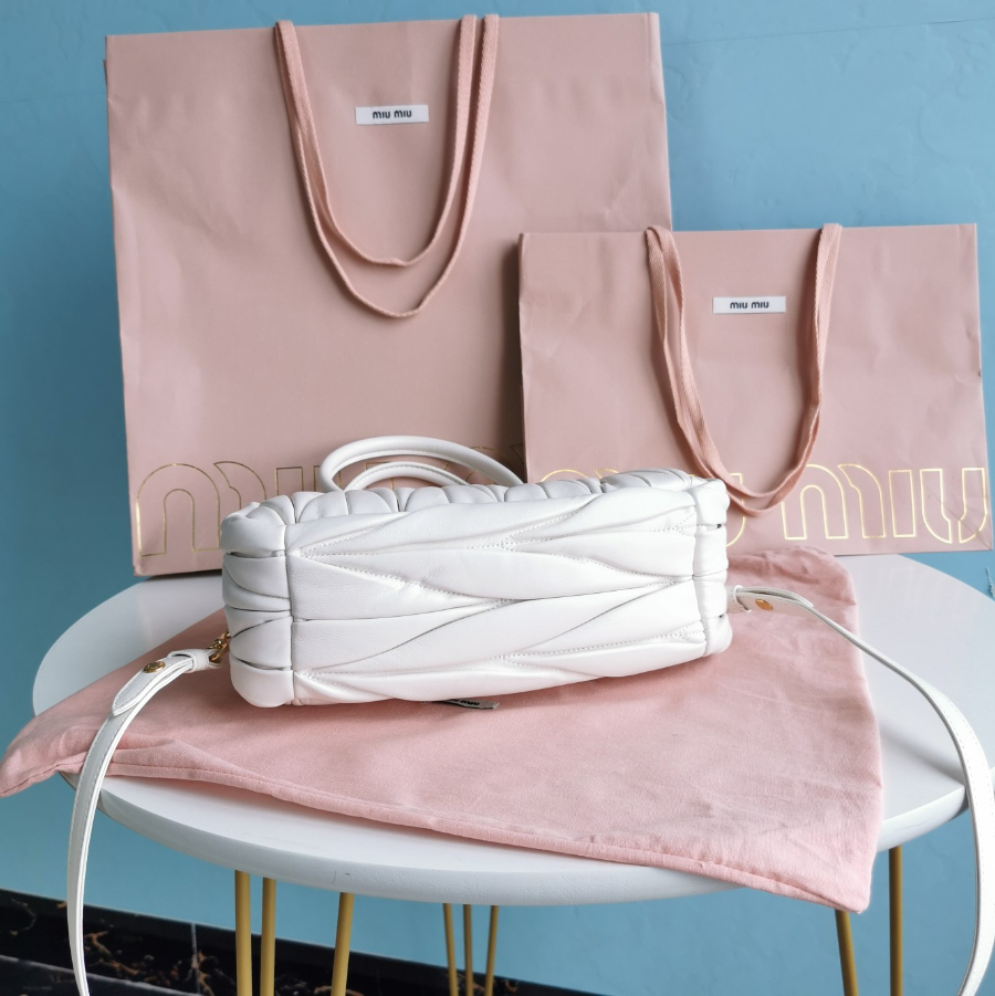미우미우 마테라쎄 벨 나파 가죽 핸드백 27179cm 화이트4.jpg