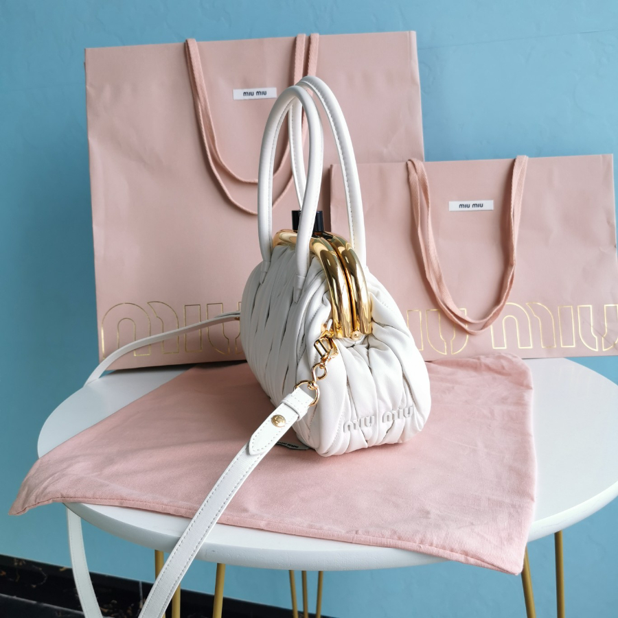 미우미우 마테라쎄 벨 나파 가죽 핸드백 27179cm 화이트3.jpg