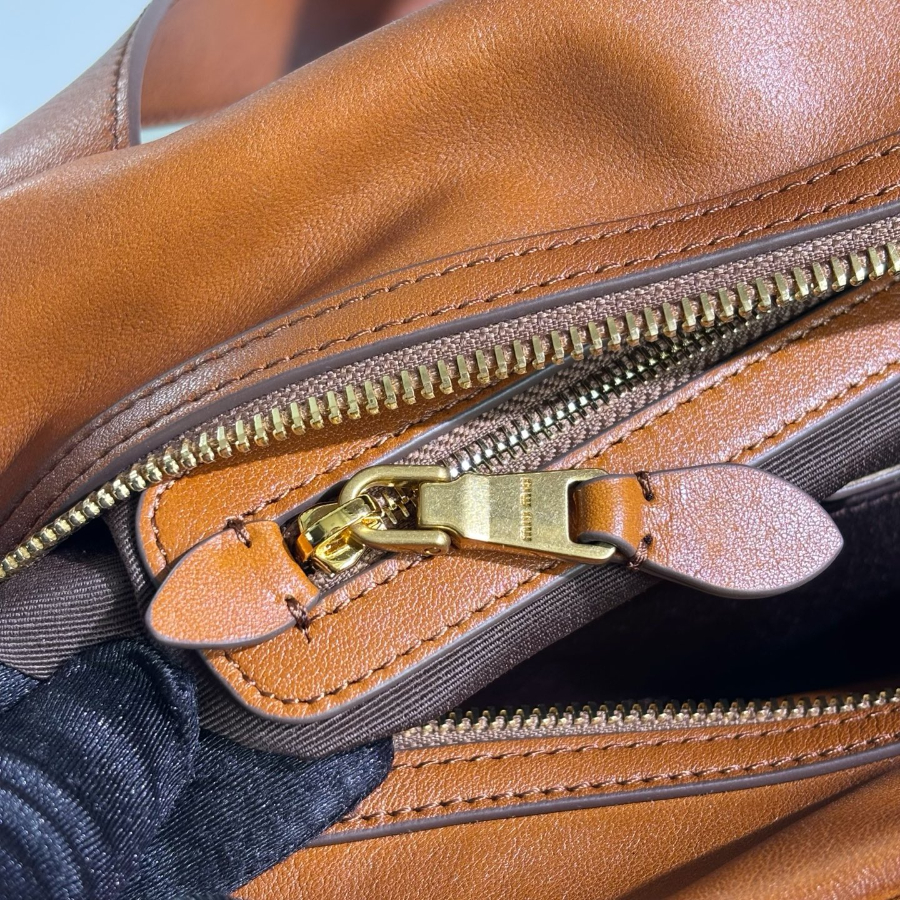 미우미우 아방츄어 소가죽 가방 5BC182 브라운10.jpg