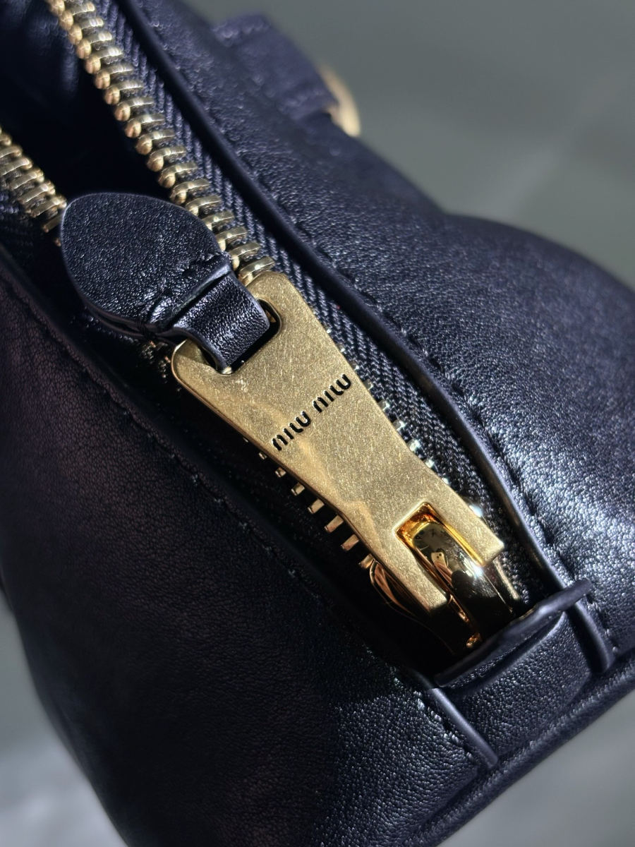 미우미우 아벙츄어 나파 레더 탑 핸들 스몰 백 블랙 5BB169 2816.510cm8.jpg