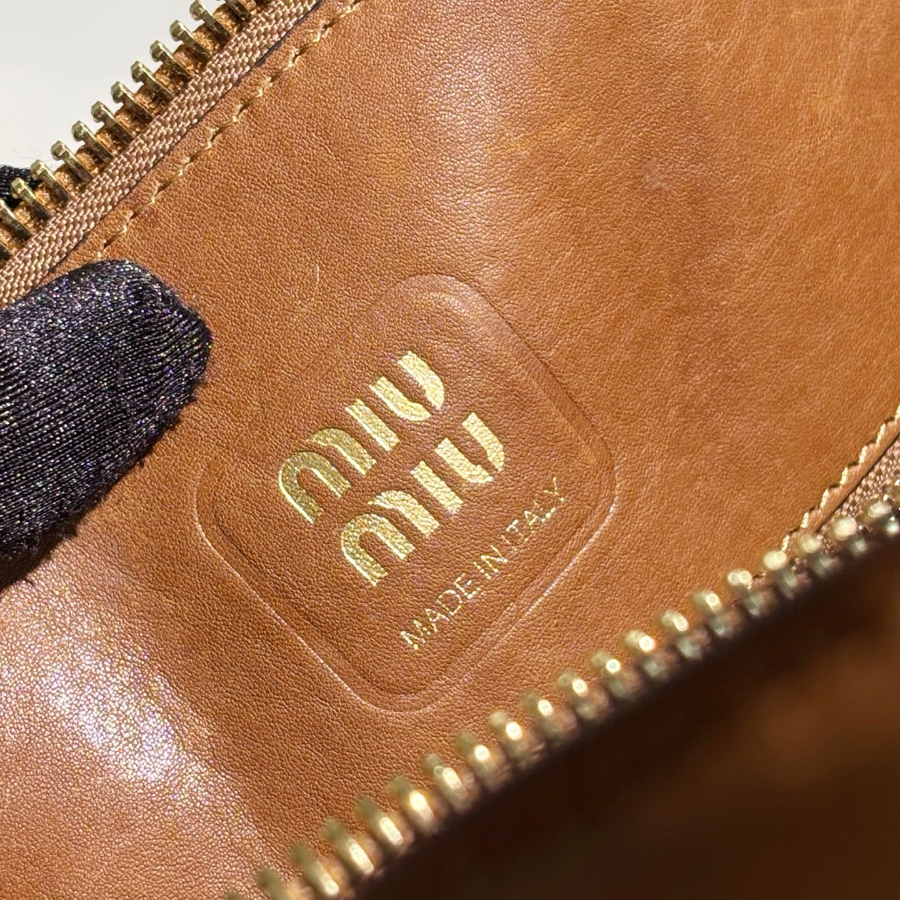 미우미우 아벙츄어 나파 레더 탑 핸들 스몰 백 오크 5BB169 2816.510cm9.jpg