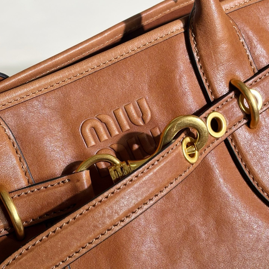 미우미우 아벙츄어 나파 레더백 오크 5BG291 314013cm8.jpg