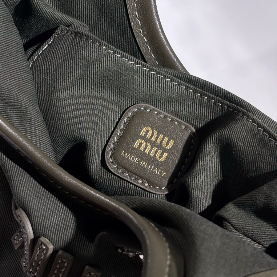 미우미우 자수 개버딘 아이비 백 군방색 5BA281 2024cm08.jpg