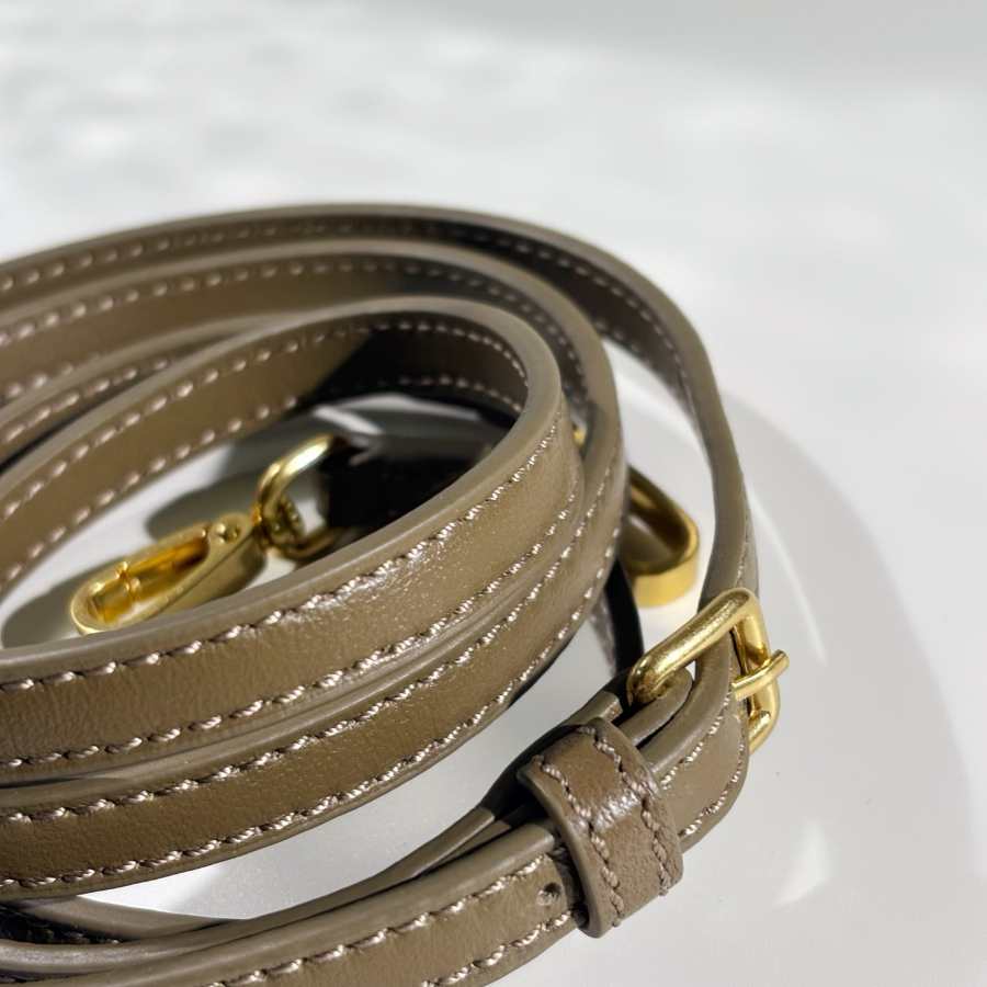 미우미우 자수 개버딘 아이비 백 올리브 그린 5BA281 2024cm9.jpg