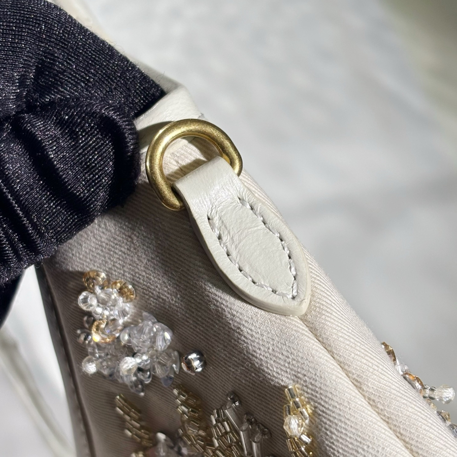 미우미우 자수 개버딘 아이비 백 초크 5BA281 2024cm06.jpg