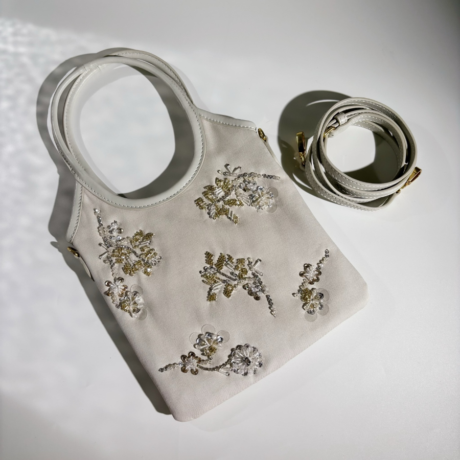 미우미우 자수 개버딘 아이비 백 초크 5BA281 2024cm02.jpg