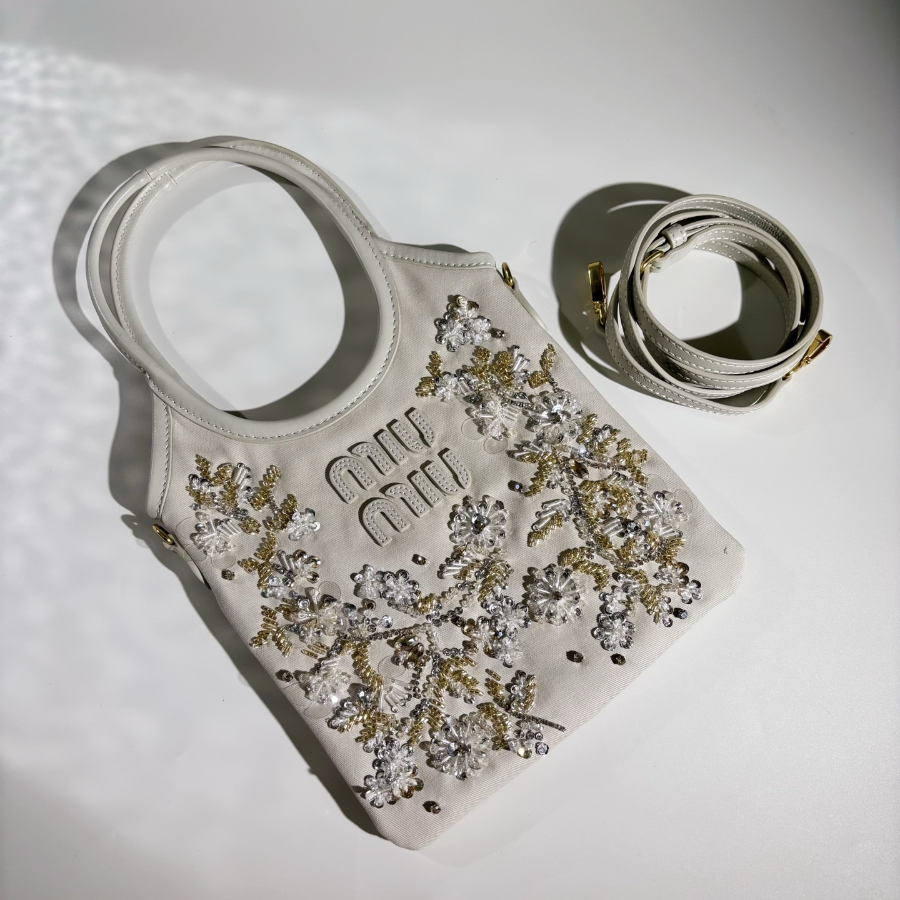 미우미우 자수 개버딘 아이비 백 초크 5BA281 2024cm01.jpg