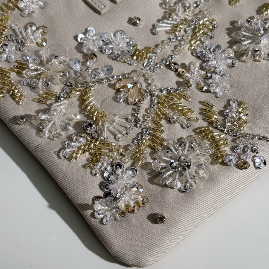 미우미우 자수 개버딘 아이비 백 초크 5BA281 2024cm05.jpg