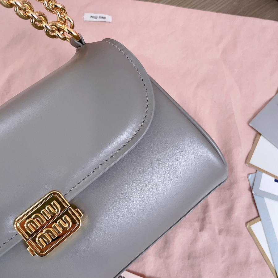 미우미우 레더 숄더백 2413.59cm 5BD266 그레이7.jpg