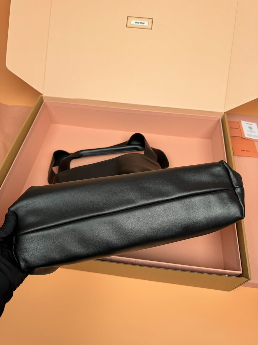 미우미우 레더 호보백 5BC119 38.53911cm 블랙5.jpg