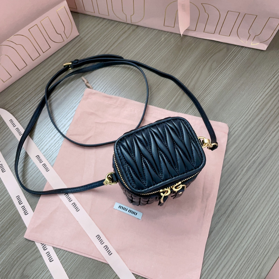 미우미우 마테라쎄 나파 가죽 마이크로 백 5NR018 블랙 10.59.57cm6.jpg