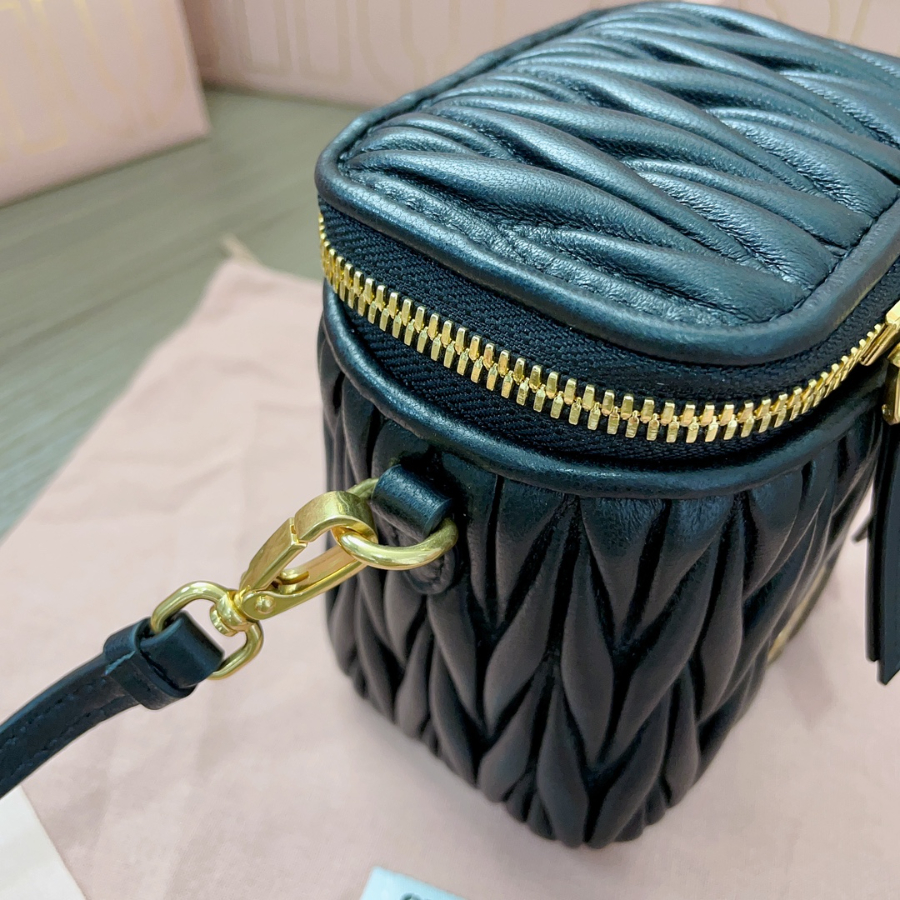 미우미우 마테라쎄 나파 가죽 마이크로 백 5NR018 블랙 10.59.57cm7.jpg