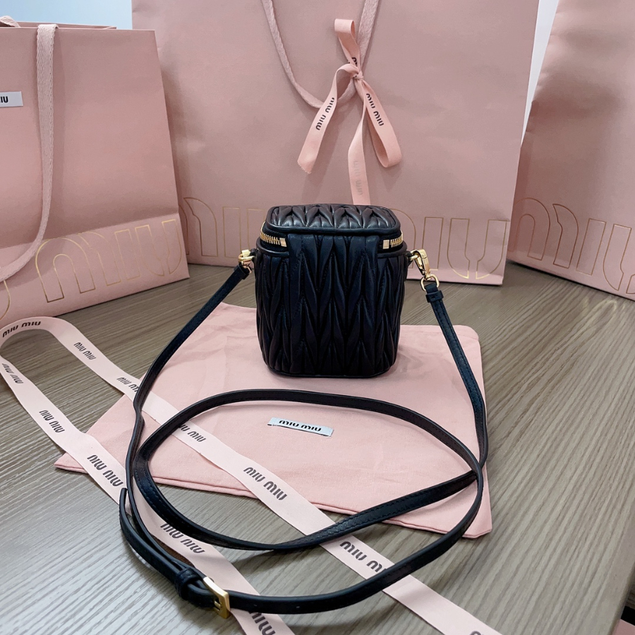 미우미우 마테라쎄 나파 가죽 마이크로 백 5NR018 블랙 10.59.57cm2.jpg