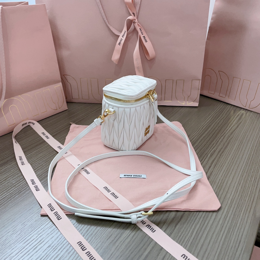 미우미우 마테라쎄 나파 가죽 마이크로 백 5NR018 화이트 10.59.57cm3.jpg