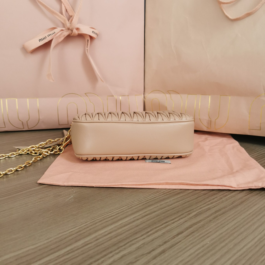미우미우 마테라쎄 나파 가죽 미니백 5BP0 18105cm 밀크티4.jpg