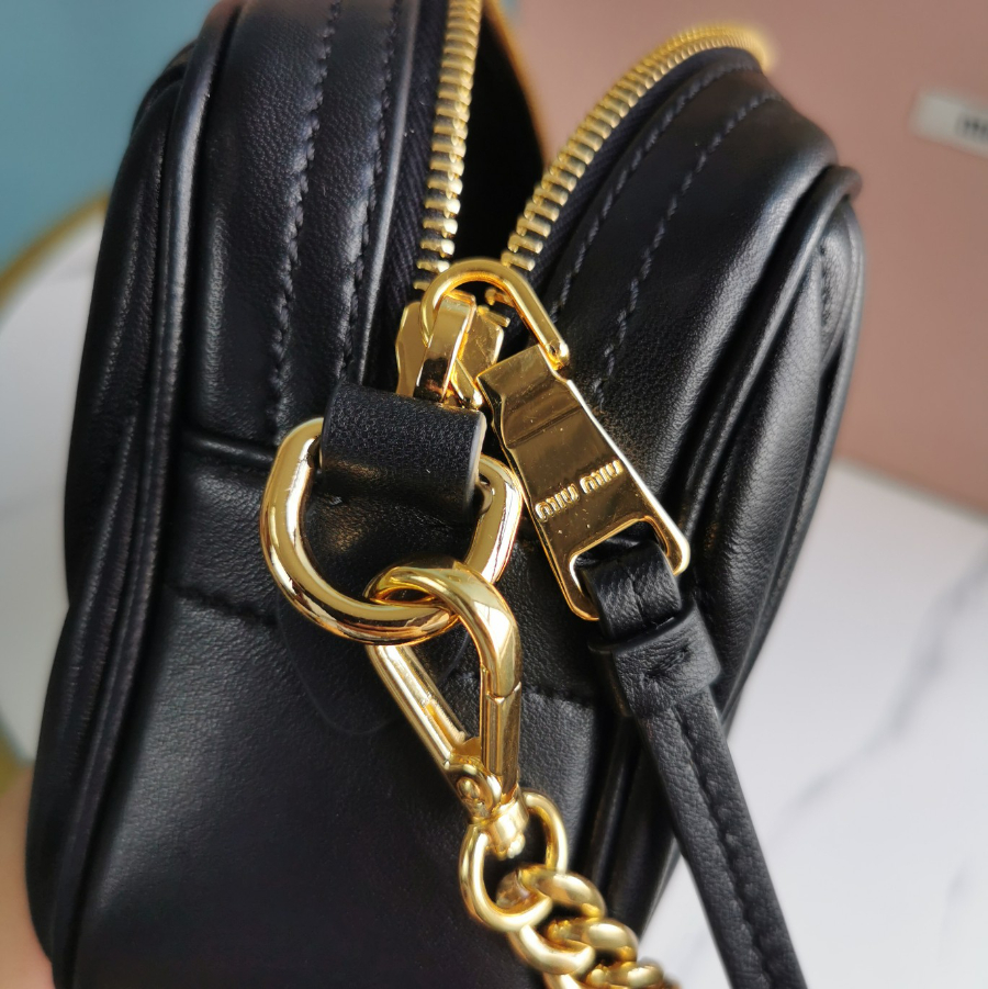 미우미우 마테라쎄 나파 가죽 숄더백 5BH118B 20135.5cm 블랙6.jpg